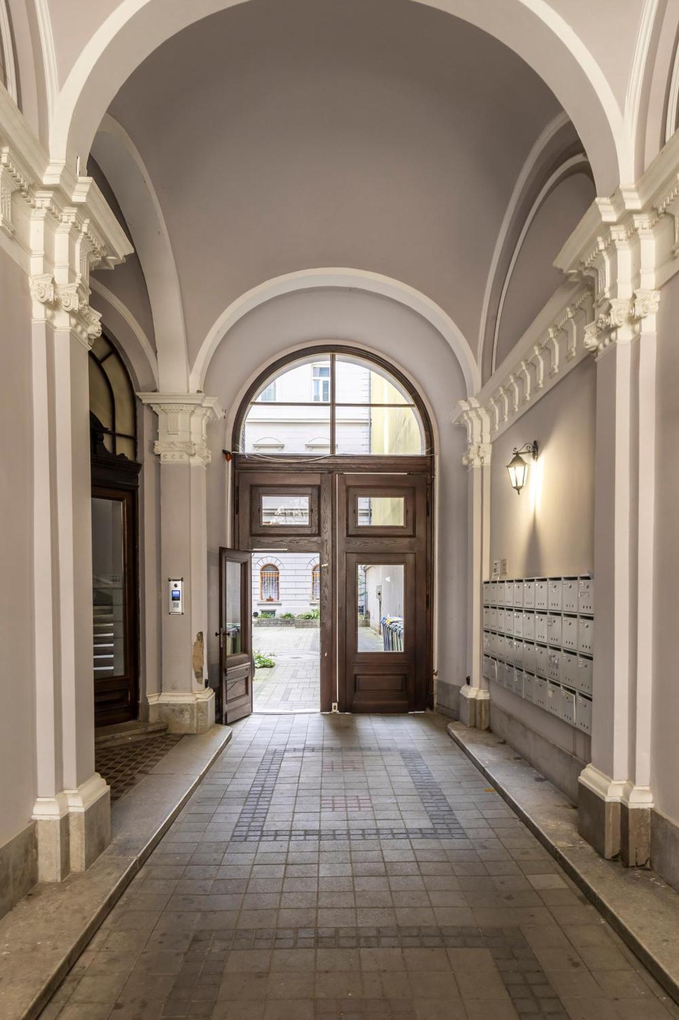 Palace District Luxury Apartment *